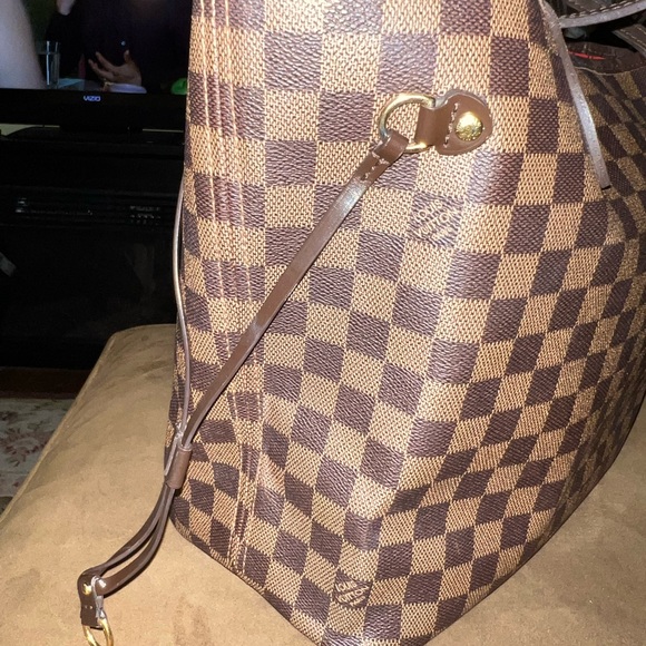 Louis Vuitton Neverfull MM Tote Bag - Picture 7 of 9